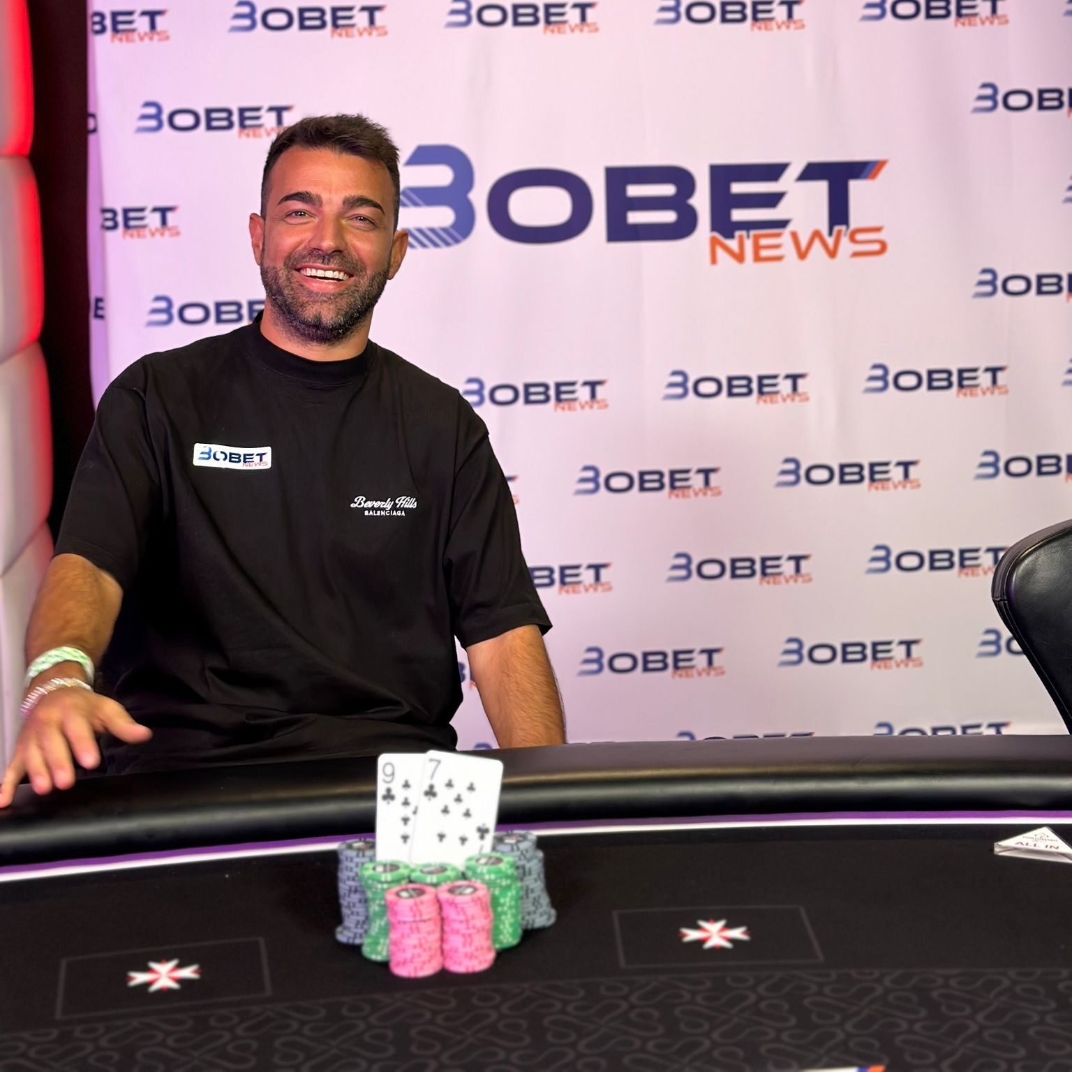 Luigi Serricchio vincitore del Sit&Go di Bobet News al Malta Poker Fest con le carte 9 e 7 di fiori sul tavolo e le fiches che simboleggiano la sua vittoria